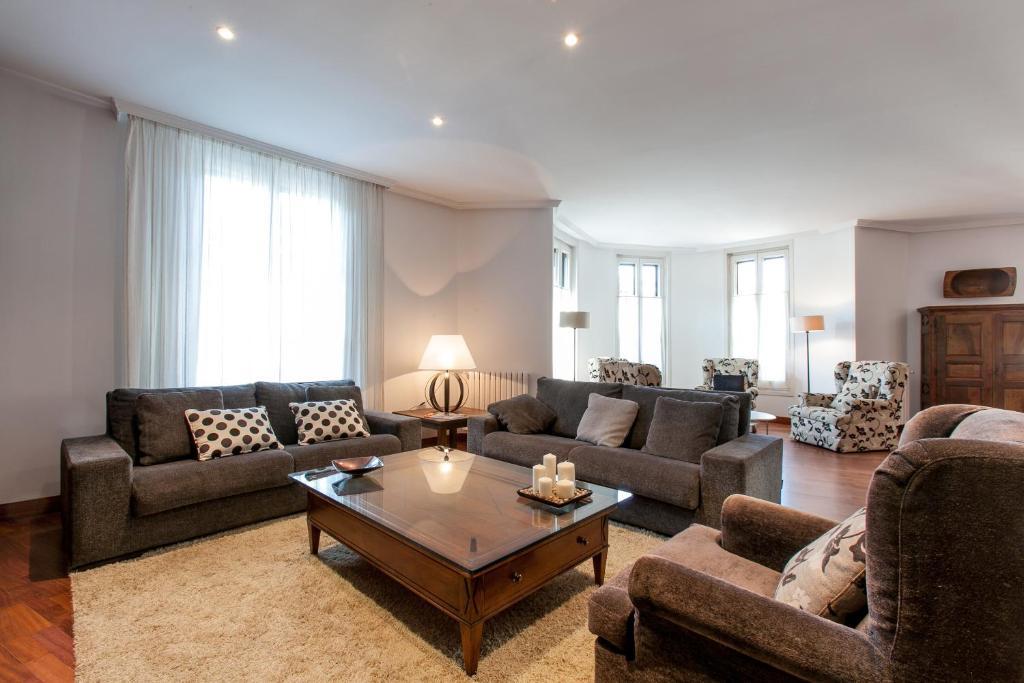 Serennia Apartamentos Ramblas - Placa Catalunya — Photos 1